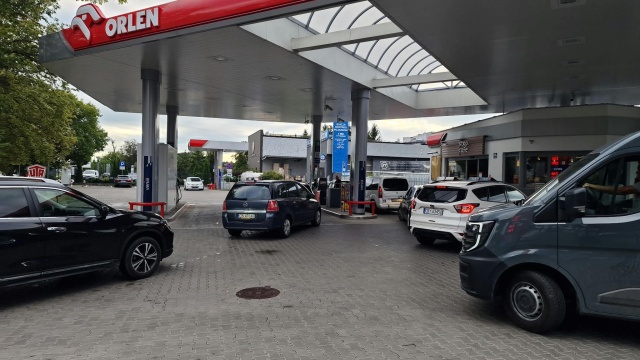 Kolejki na stacjach paliw - 1 września kończy się rządowy program obniżek cen [sonda]