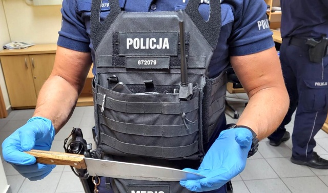Rzucił się z nożem na policjantów. 40-latkowi z powiatu radziejowskiego grozi wysoka kara