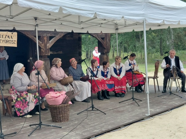 Wielkie darcie pierza w Kłóbce. Zobaczcie jak śpiewano i tańczono [wideo]