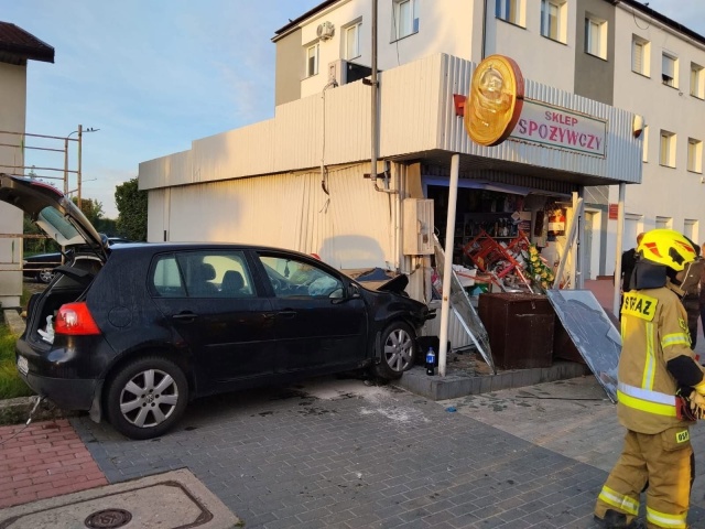 Poważny wypadek w Lubieniu Kujawskim. Samochód uderzył w budynek. Ranna pasażerka [zdjęcia]