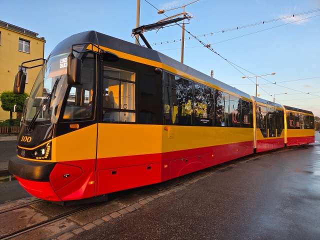 Do grudziądzkiej zajezdni uroczyście wjechał tramwaj numer 100. Tak wygląda nowy nabytek [zdjęcia]