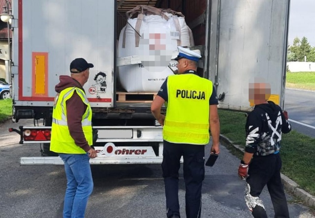 Policja i WIOŚ zatrzymywały ciężarówki. Szukały w nich niebezpiecznych odpadów [zdjęcia]