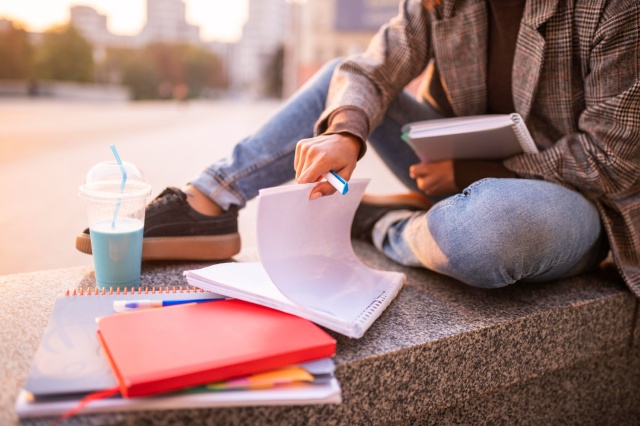 Studenci rozpoczynają naukę, ale znikają przed uzyskaniem dyplomu. Dlaczego