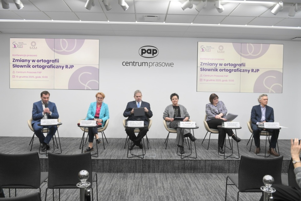 Rada Języka Polskiego przy Prezydium PAN przypomina o kilkunastu zmianach zasad pisowni polskiej, które wchodzą w życie 1 stycznia/fot. PAP