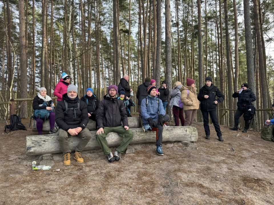 Ostatnia piesza wycieczka „KnŚ" w 2025 roku wiodła wokół jeziora Charzykowskiego. / Fot. FB Kultura na świeżym