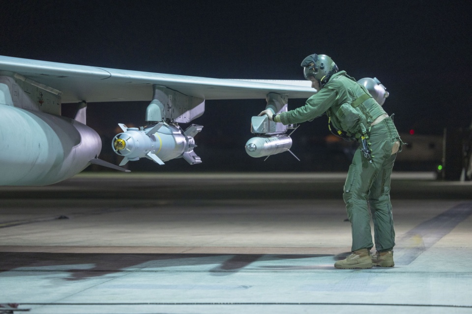 Pilota RAF przeprowadzający kontrolę samolotu przed startem w nieujawnionym miejscu na Bliskim Wschodzie. Samoloty RAF Typhoon FGR4, wspierane przez tankowiec Voyager, dołączyły do ​​francuskich samolotów we wspólnym ataku; samoloty użyły bomb kierowanych Paveway IV, aby zaatakować szereg tuneli prowadzących do podziemnego obiektu w pobliżu Palmyry w Syrii/fot. PAP/EPA/SGT LEE GODDARD