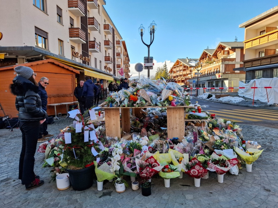Kwiaty i znicze złożone przez mieszkańców i turystów w hołdzie ofiarom tragicznego pożaru w szwajcarskim kurorcie narciarskim Crans-Montana/fot. PAP/Sylwia Wysocka