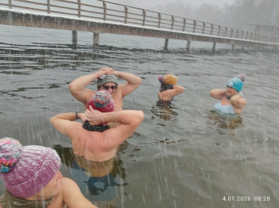 Miłośnicy lodowatej kąpieli spotkali się nad jeziorem chełmżyńskim/fot. nadesłane