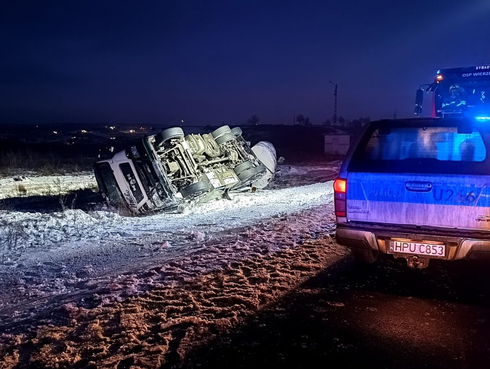 W poniedziałek po godz. 16:00, na DW266 na pograniczu Kujawsko-Pomorskiego i Wielkopolski przewróciła się cysterna wioząca mleko/fot. KMP Konin/Facebook