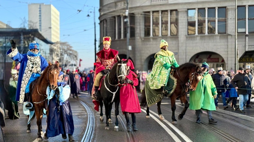 Orszak w Bydgoszczy poprowadzili Trzej Królowie na koniach. / Fot. Izabela Langner