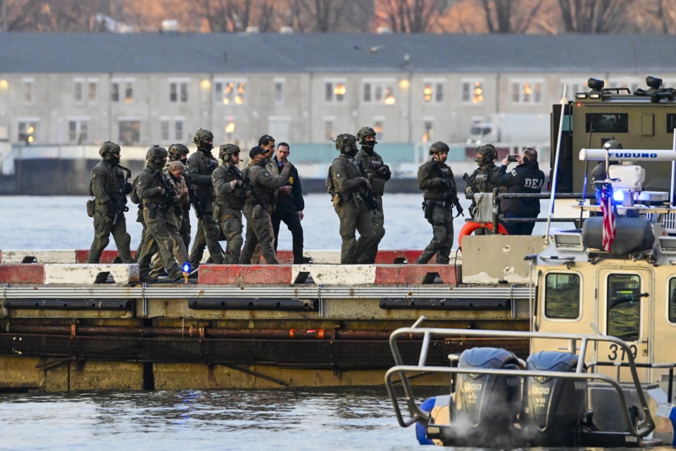 Prezydent Wenezueli Nicolás Maduro i jego żona, Cilia Flores, w trakcie transportu do federalnego sądu w Nowym Jorku na odczytanie aktu oskarżenia. / Fot. PAP