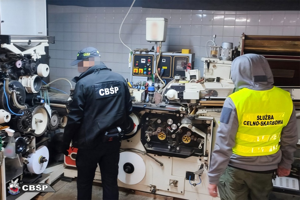 W województwie kujawsko-pomorskim służby zlokalizowały i zlikwidowały nielegalną fabrykę papierosów/fot. CBŚ