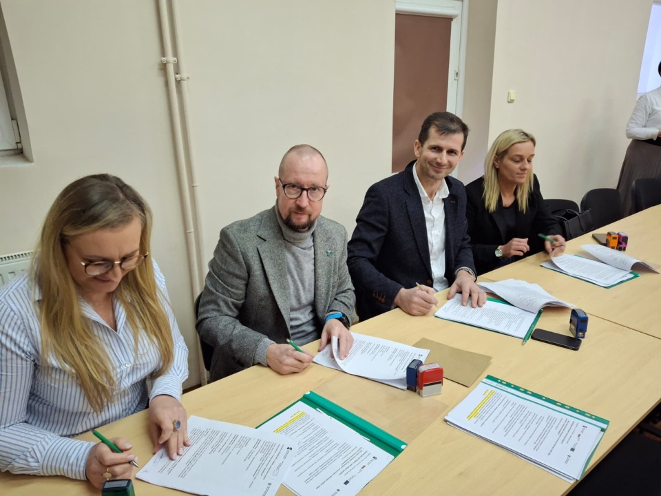 W powiecie świeckim powstanie 19 nowych klubów seniora. W siedzibie lokalnej grupy działania Gminy Powiatu Świeckiego przekazano granty na te działania/fot. Marcin Doliński