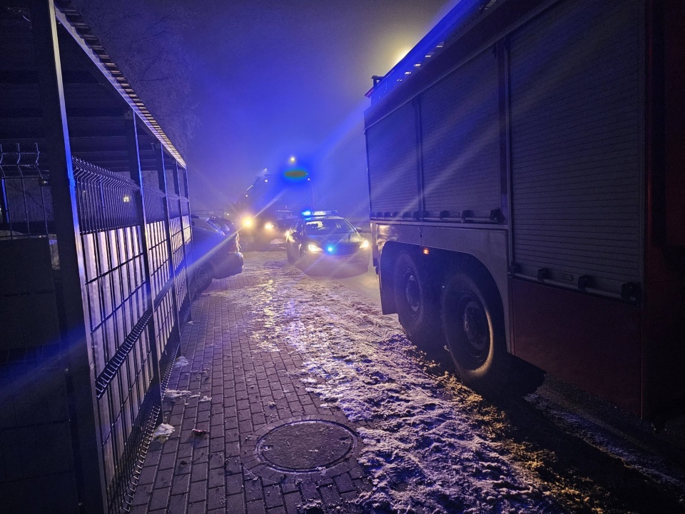 W bloku w Strzelnie rozpylono substancję chemiczną. Konieczna była ewakuacja/fot. OSP Strzelno/Facebook