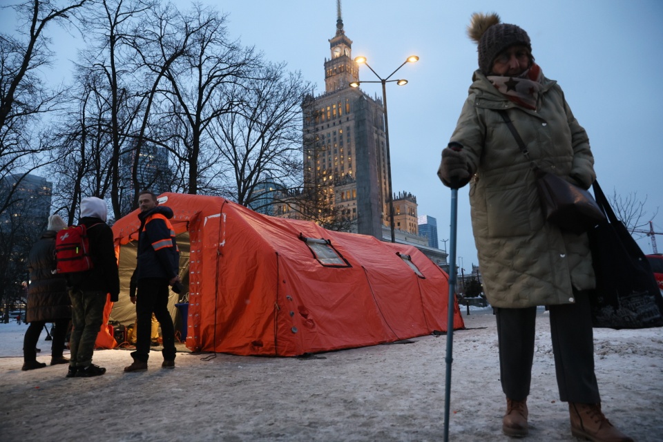 Ogrzewany namiot przy stacji metra Centrum w Warszawie/fot. Leszek Szymański, PAP