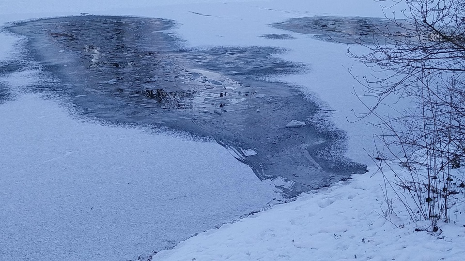 Miejsce, w którym pod dziewczynkami załamał się lód/fot. Marcin Kupczyk