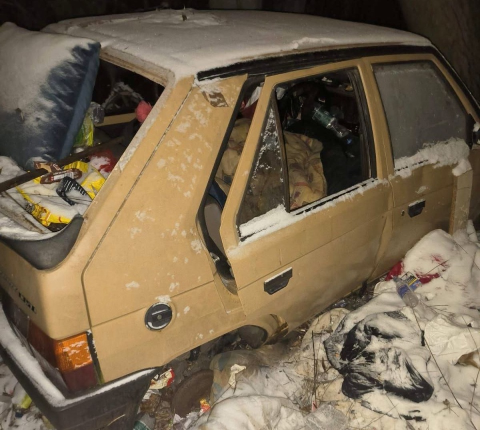 Kobieta i mężczyzna schronili się przed zimnem we wraku samochodu/fot. materiały policji