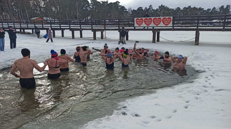 Miłośnicy morsowania z gminy Łysomice przygotowywali się do nadchodzącego 34. Finału Wielkiej Orkiestry Świątecznej Pomocy/fot. Robert Dulińśki
