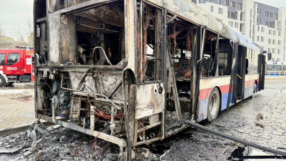 Spalił się autobus w Bydgoszczy. Na pomoc ruszyły trzy zastępy strażaków/fot. Izabela Langner
