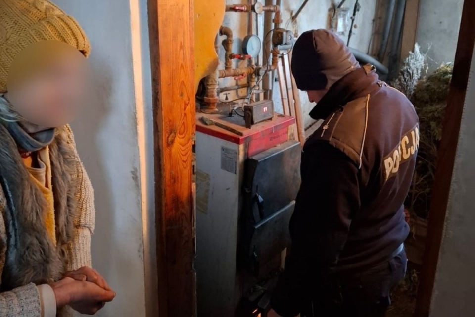 Policjanci napalili seniorce w piecu/ fot. KPP w Mogilnie