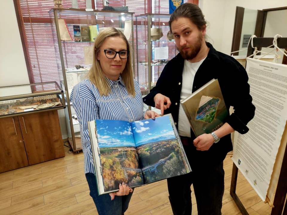 Album „Koronowo - Naturalnie Inspirujące" z tysiącem wyjątkowych zdjęć trafił na wystawę na Lotnisku Chopina w Warszawie/fot. Dorota Witt