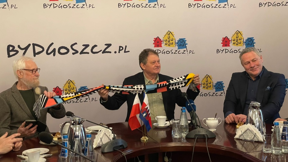 Bohaterom, którzy uratowali tonące w Kanale Bydgoskim dziewczynki podziękowali w sobotę prezydent Bydgoszczy Rafał Bruski i wojewoda Michał Sztybel/fot. Natasza Trzebuchowska