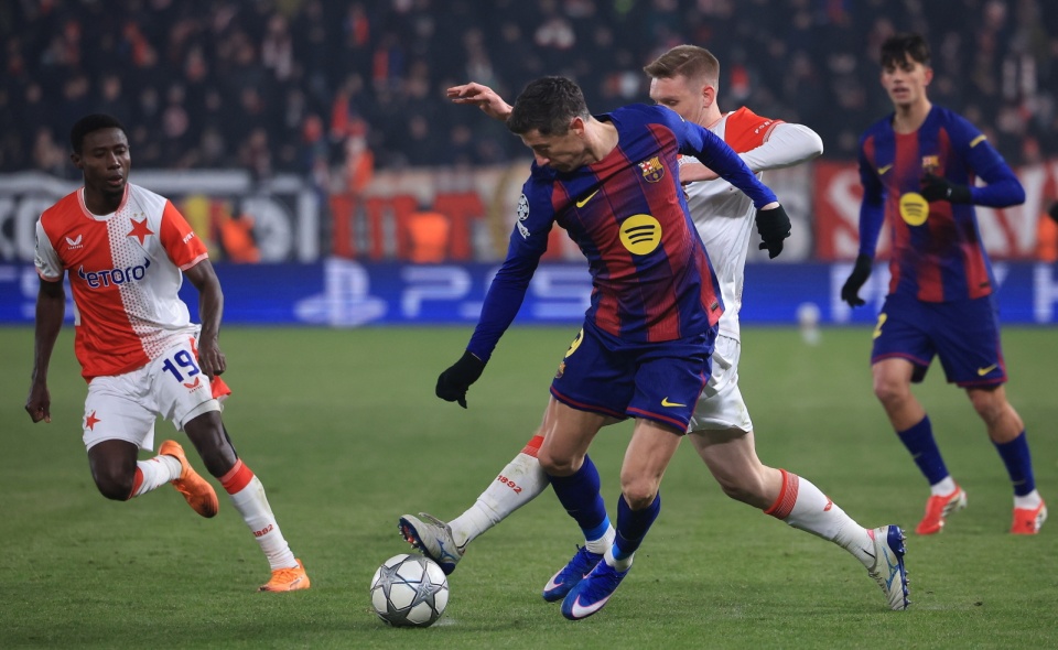 Robert Lewandowski strzelił dwa gole, ale tylko jednego do właściwej bramki/fot. PAP/EPA/Martin Divisek