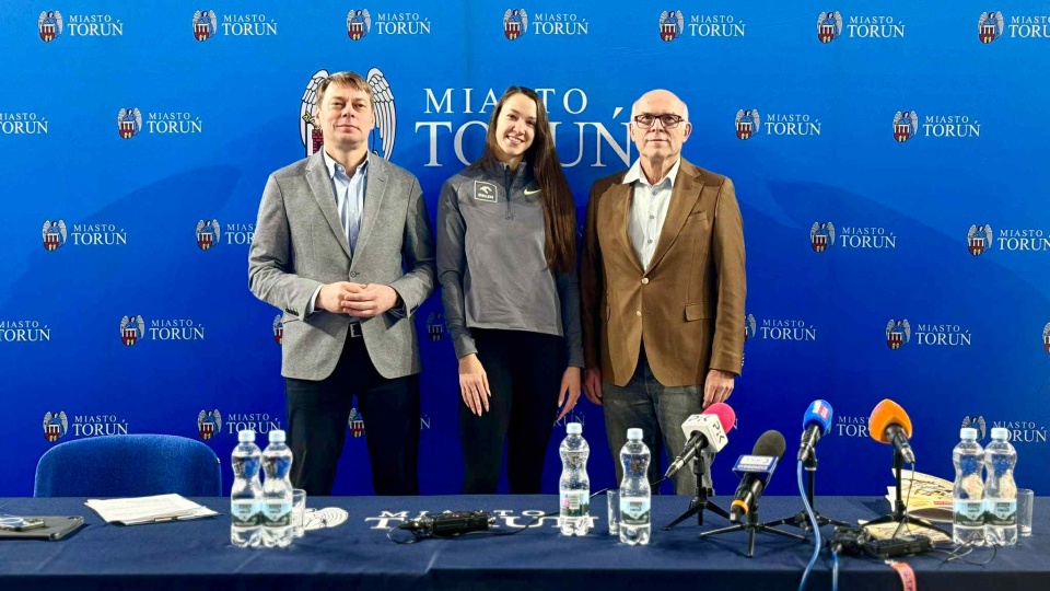 Do Copernicus Cup został miesiąc. Na zdjęciu od lewej: zastępca prezydenta Torunia Adam Szponka, Anna Matuszewicz i Krzysztof Wolsztyński/fot. Izabela Langner