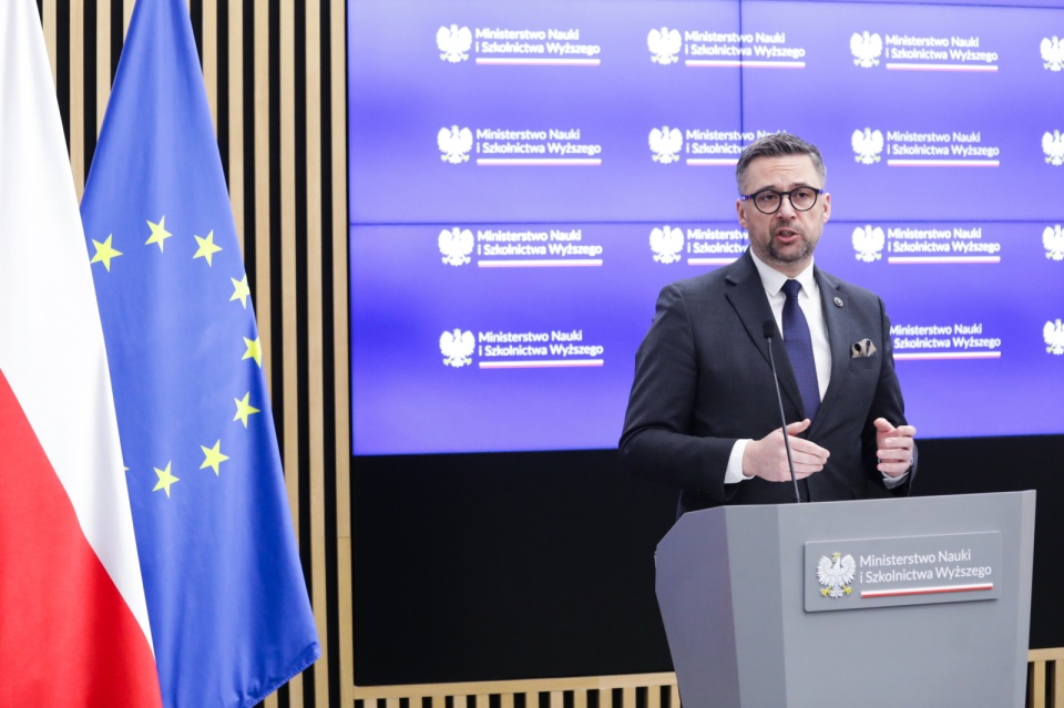 Minister nauki i szkolnictwa wyższego Marcin Kulasek podczas konferencji prasowej w siedzbie MNiSW w Warszawie/fot. Tomasz Gzell, PAP