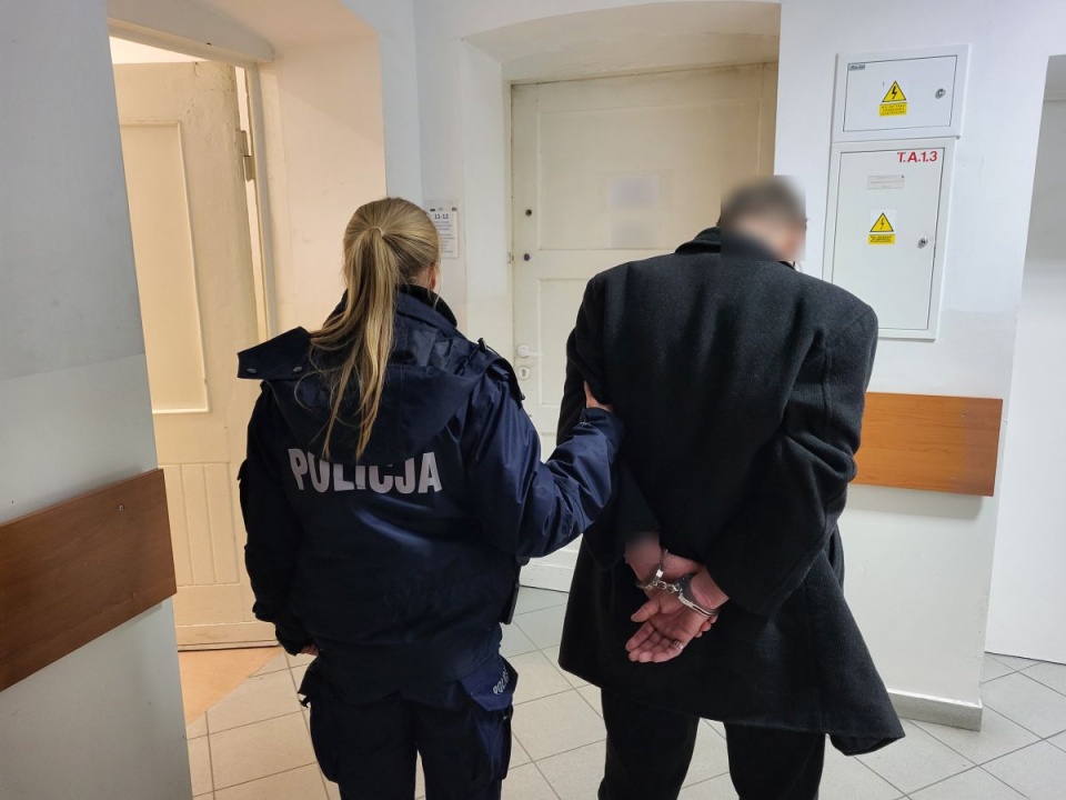 Po około 3 godzinach od kradzieży policjanci ujęli mężczyznę. We wtorek usłyszał zarzut rozboju/KMP Grudziądz