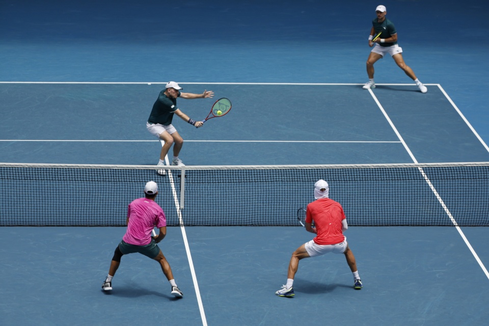 Jan Zieliński (w prawym górnym rogu) nie zdołał awansować do drugiego deblowego finału AO w karierze/fot. PAP/EPA/Rob Prezioso