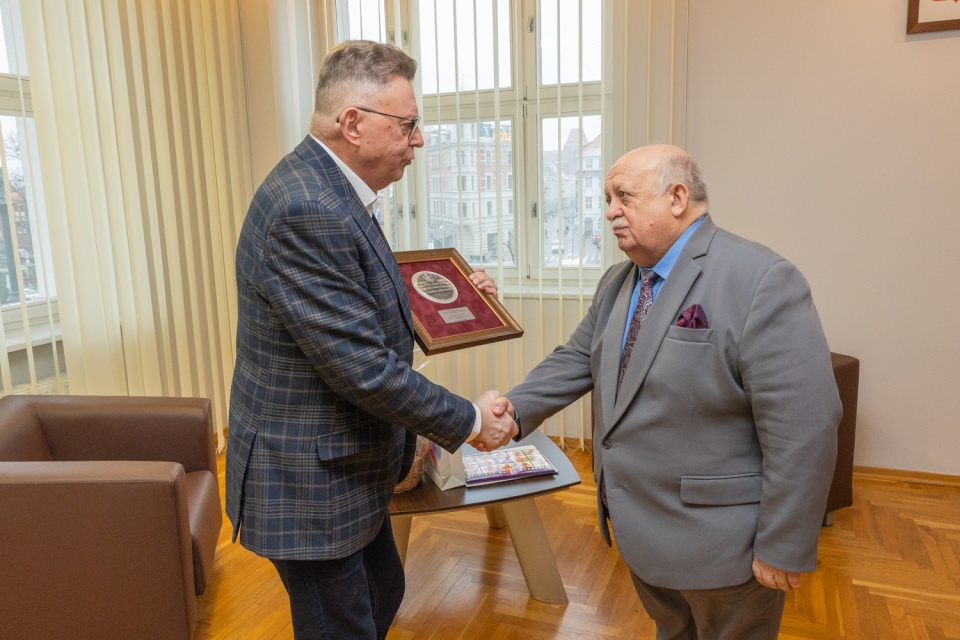 Leszka Kowalika (na zdjęciu po prawej), nestora medycznej kadry zarządzającej podejmował w Urzędzie Marszałkowskim wicemarszałek województwa Zbigniew Ostrowski. / Fot. Mikołaj Kuras dla K-PUM