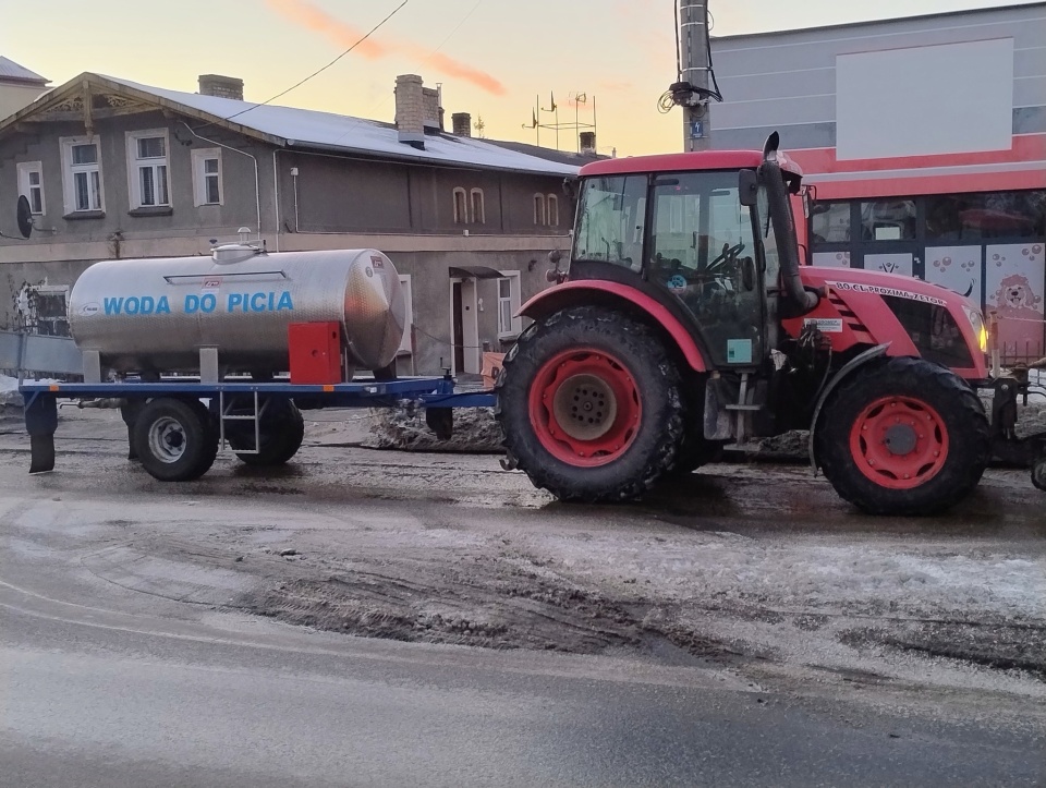 Doraźnie wodę mieszkańcom dowiozło Przedsiębiorstwo Usług Miejskich w Nowem/ Fot. Urząd Gminy Nowe, Facebook