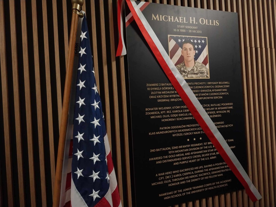 Tablica pamiątkowa poświęcona Michaelowi Ollisowi w bydgoskim Akademickim Liceum Ogólnokształcącym. / Fot. Jolanta Fischer / archiwum