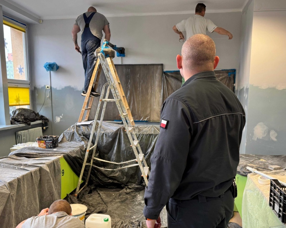 Skazani z Zakładu Karnego w Inowrocławiu pomagają przy odświeżeniu sali lekcyjnej w Szkole Podstawowej nr 6 im. Mikołaja Kopernika w Inowrocławiu/fot. por. Łukasz Lewandowski