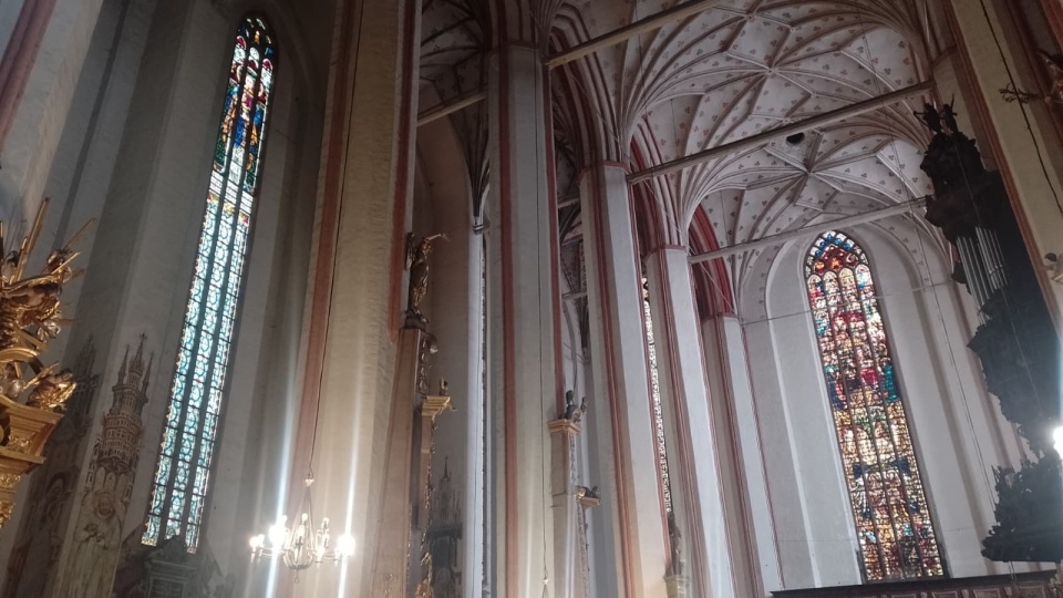 Nasi reporterzy, Michał Zaręba i Robert Duliński kontynuują śledztwo w sprawie zaginionych toruńskich witraży. Dotarli do prywatnych notatek pana Edwarda Kwiatkowskiego, który współtworzył pracownię witraży przy Toruńskim UMK/fot. Michał Zaręba