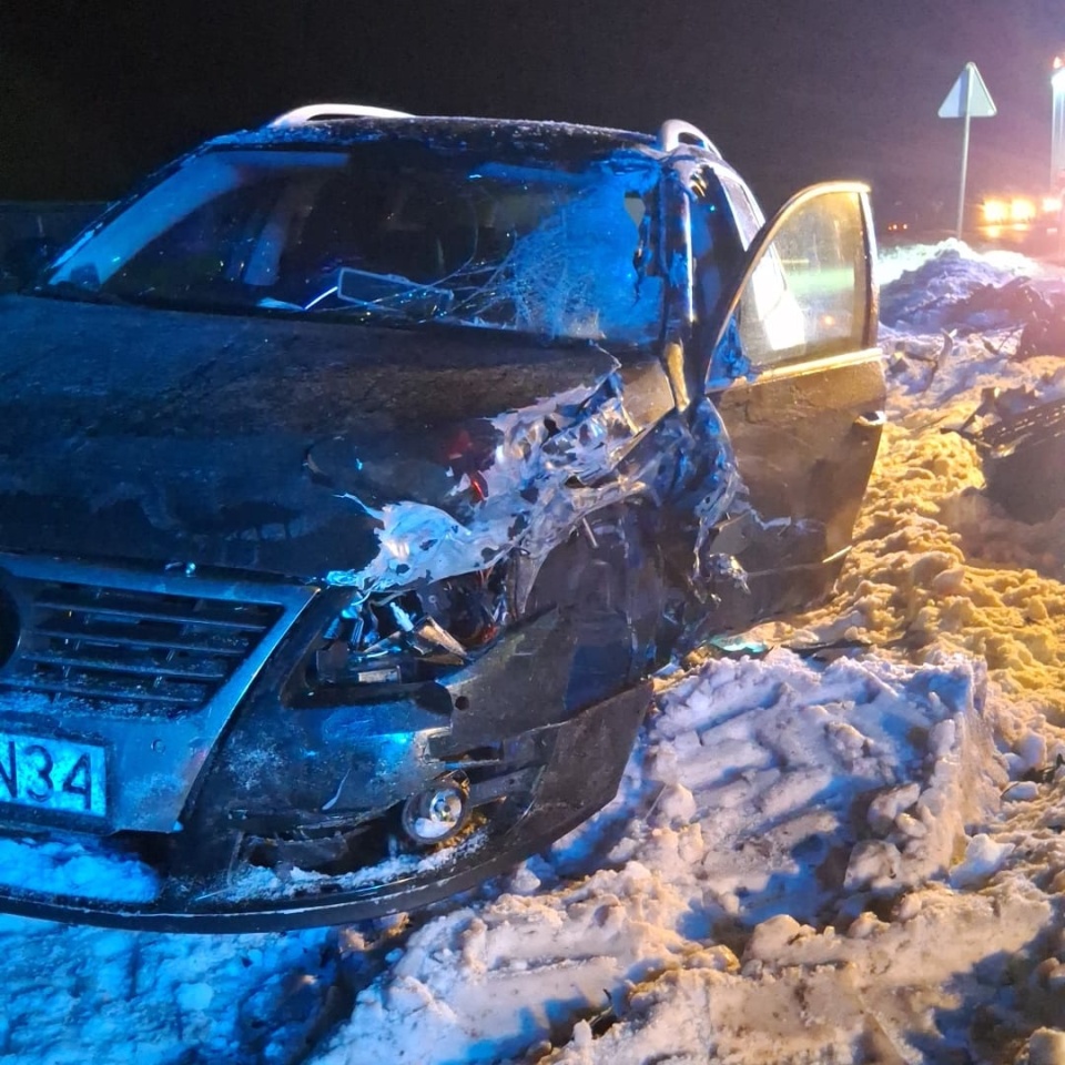 Osobówka zderzyła się z ciężarówką na DW534 niedaleko Grudziądza/fot. Facebook/Komenda Miejska Państwowej Straży Pożarnej w Grudziądzu