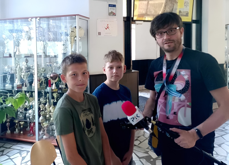 Tymon i Łukasz, uczniowie I Zespołu Szkół w Brodnicy, natrafili na pieniądze podczas wycieczki szkolnej w 2024 roku. na zdjęciu z reporterem PR PiK, Michałem Zarębą/fot. nadesłane