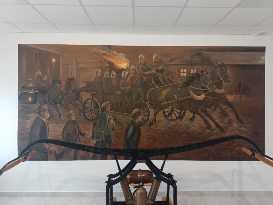 Obraz Edmunda Czerwińskiego zdobi wnętrze KP PSP w Brodnicy. / Fot. Michał Zaręba