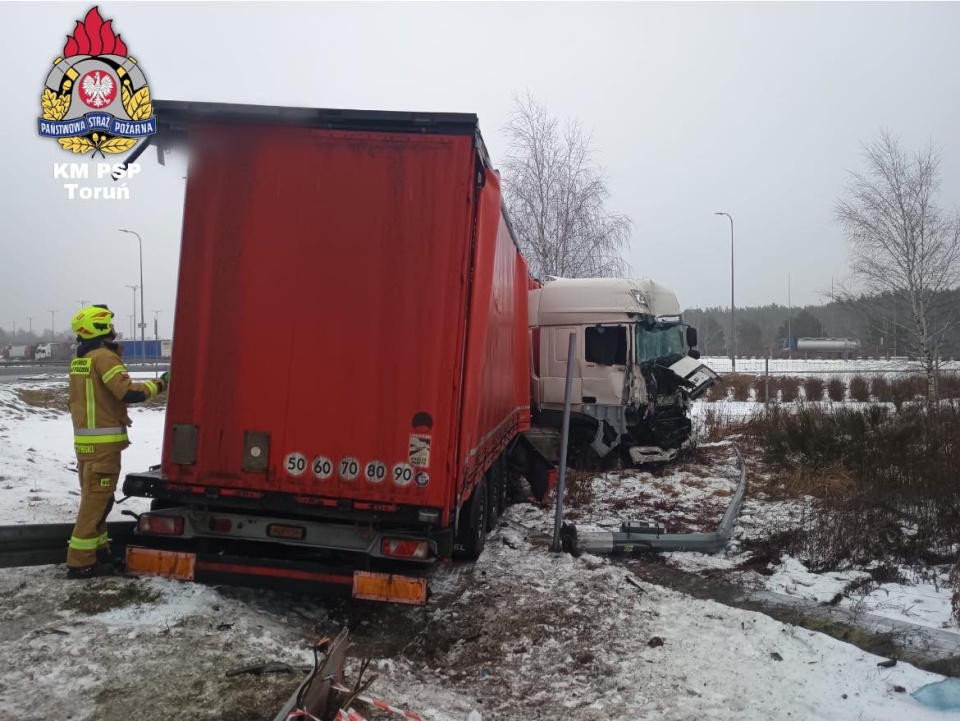 Dwie ciężarówki zderzyły się przy bramkach na A1. / Fot. OSP Złotoria