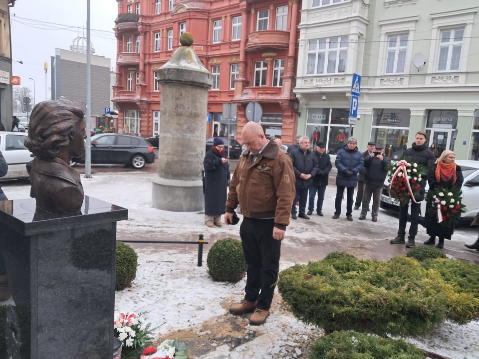 Pod popiersiem Piotra Bartoszcze w Inowrocławiu złożono kwiaty. / Fot. Marcin Glapiak