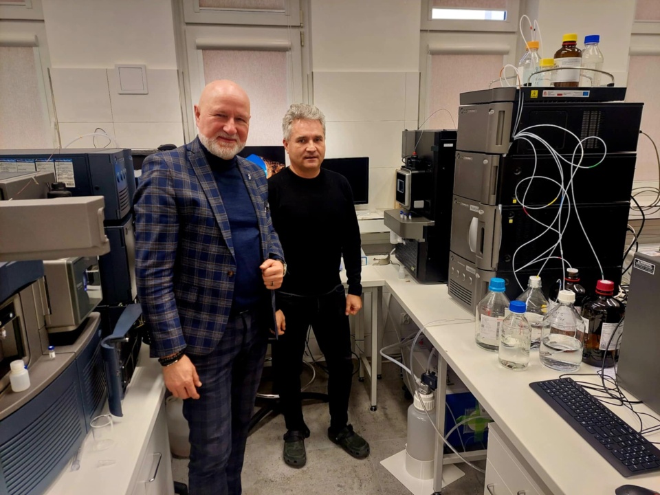 Dr n med. Marek Jurgowiak (z lewej) i dr hab. Daniel Gackowski, prof. UMK/ Fot. Dorota Witt