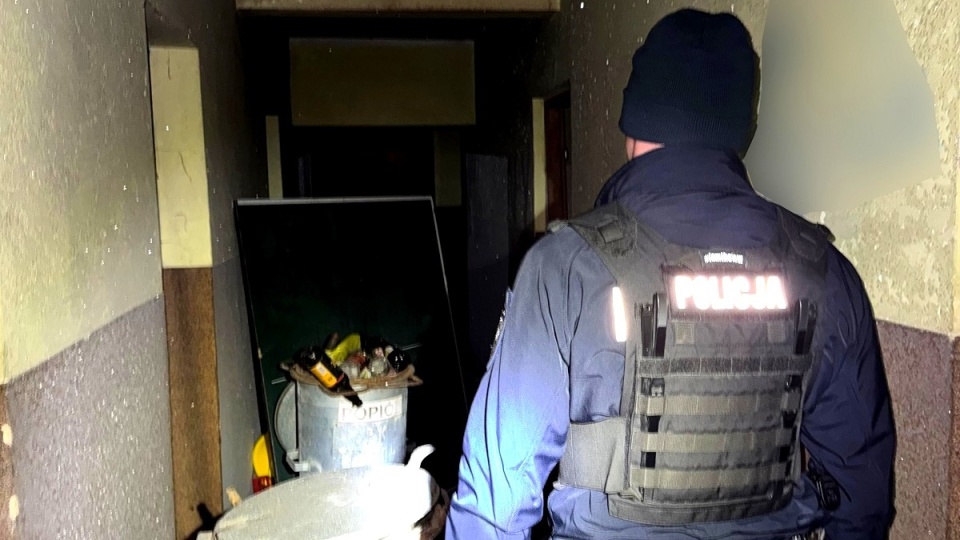 Tucholscy policjanci uratowali 36-latka przebywającego w pustostanie. Mężczyzna był w stanie hipotermii, mając 34 stopnie Celsjusza (fot. KPP w Tucholi)