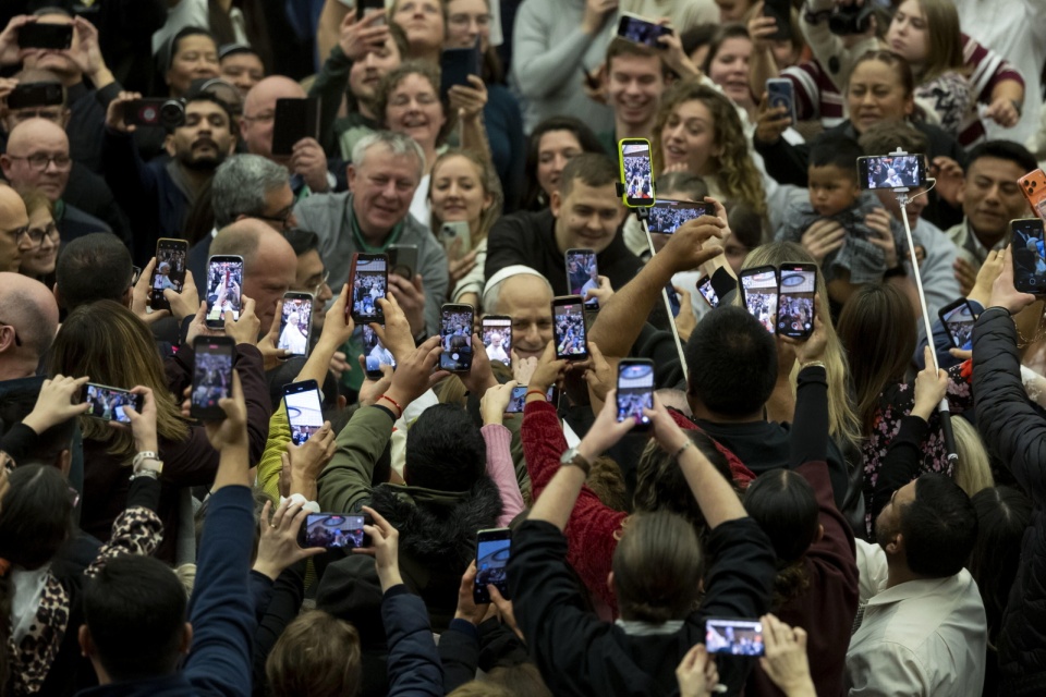 Papież Leon XIV podczas audiencji generalnej w Watykanie/fot. PAP/EPA/MASSIMO PERCOSSI