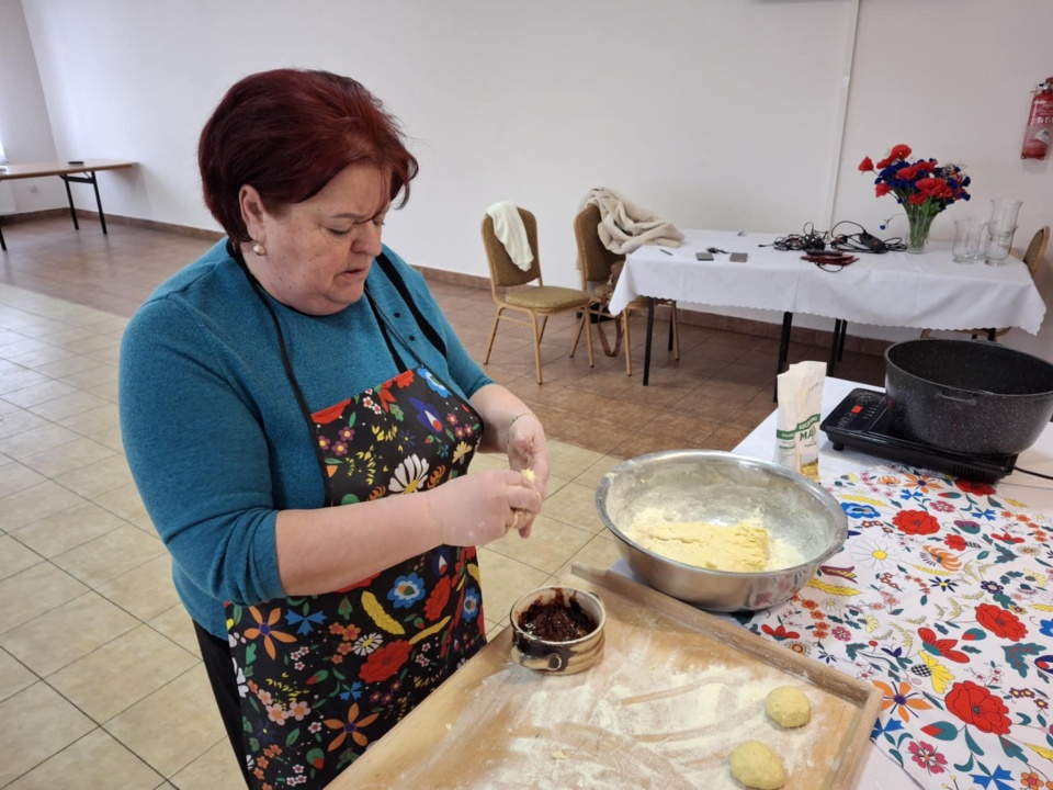 Ziemniaczane pączki w Sulnowie już na przeddzień Tłustego Czwartku smażyła pani Ula z tamtejszego koła gospodyń wiejskich/ Fot. Marcin Doliński