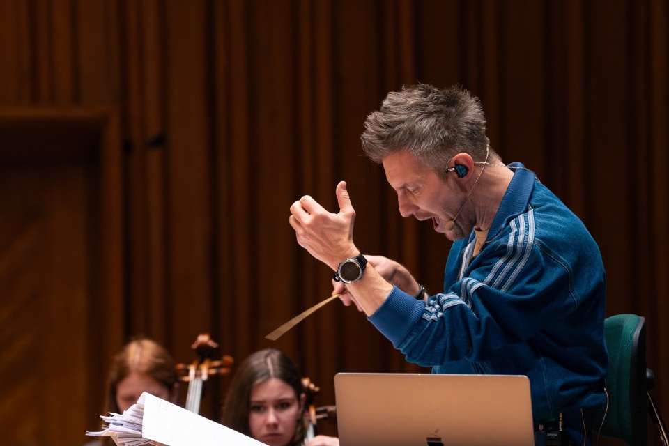 Adam Sztaba podczas pracy z Młodzieżową Orkiestrą Filharmonii Pomorskiej/fot. M.Kledzik, FP