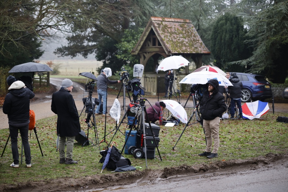 Media przed Wood Farm, gdzie aresztowano byłego księcia Andrzeja/fot. PAP/EPA/TOLGA AKMEN