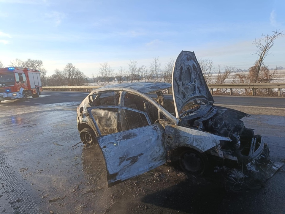 Do pożaru samochodu osobowego doszło ok. godz. 8 na drodze nr 91 w Głogówku Królewskim/Fot. PSP w Świeciu