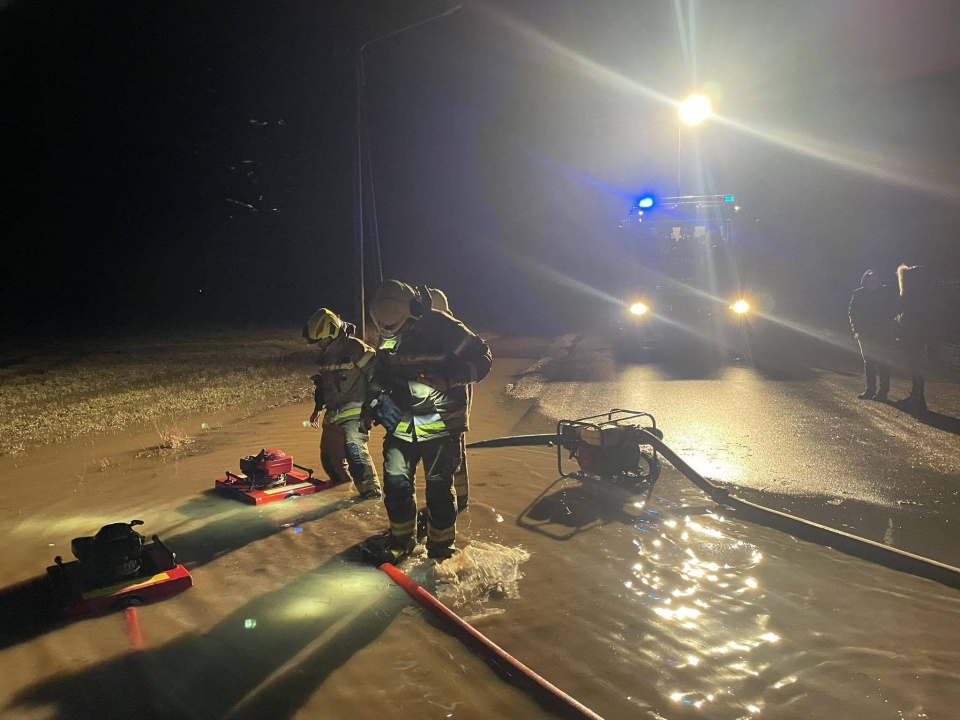 W niedzielę ok. godz. 17 strażacy z OSP Jeziora Wielkie zostali zadysponowani do zalanej posesji i drogi dojazdowej w miejscowości Włostowo/ Fot. OSP Jeziora Wielkie