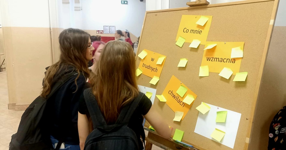 Na dzień dobry - losowanie dobrych myśli i cukierek. Tak jest dziś witana młodzież w I Liceum Ogólnokształcącym w Toruniu/Fot. Monika Kaczyńska